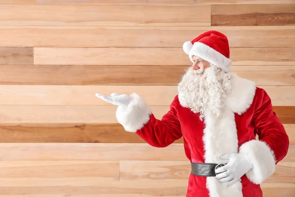 Портрет Санта-Клауса на деревянном фоне — стоковое фото