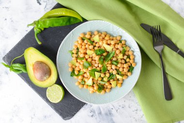 Masada lezzetli nohut salatası ile Tabak