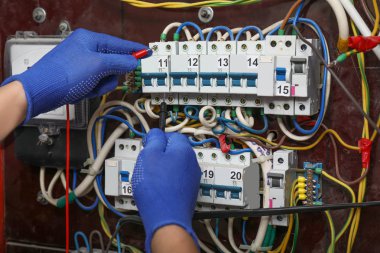 Elektrik dolabında elektrikçi bağlantı telleri