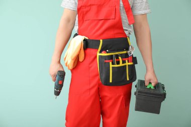 Renk arka plan araçları ile erkek elektrikçi