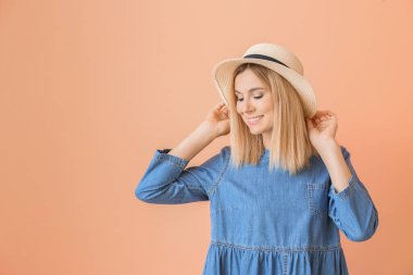 Renk arka plan üzerinde güzel şık kadın