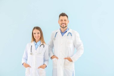 Açık renkli arka planda erkek ve kadın doktorlar