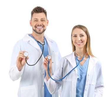 Beyaz arka planda steteskoplu erkek ve kadın doktorlar