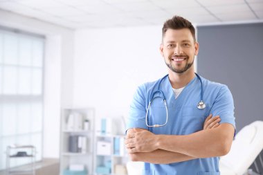 Klinikte stetoskoplu erkek hemşire