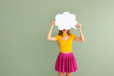 Renkli arka planda konuşma balonu ile genç kadın