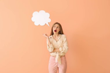 Renkli arka planda konuşma balonu ile Düşünceli genç kadın