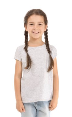 Beyaz arka planda şık tişörtlü küçük kız.