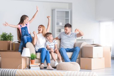 Yeni evlerinde eşyaları olan mutlu aile