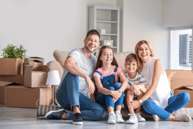 Yeni evlerinde eşyaları olan mutlu aile