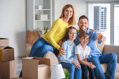 Yeni evlerinde eşyalarını ve anahtarları ile mutlu aile