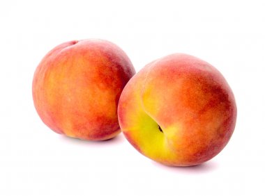 Beyaz arka planda olgun şeftaliler