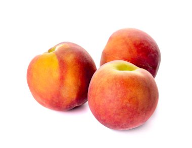 Beyaz arka planda olgun şeftaliler