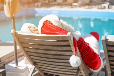 Noel Baba tatil de yüzme havuzu yakınında dinleniyor