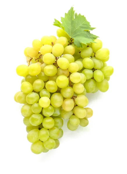 Uvas dulces maduras sobre fondo blanco — Foto de Stock