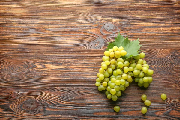 Ahşap arka plan üzerinde olgun tatlı üzüm