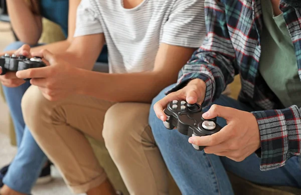 Adolescentes jugando videojuegos en casa —  Fotos de Stock