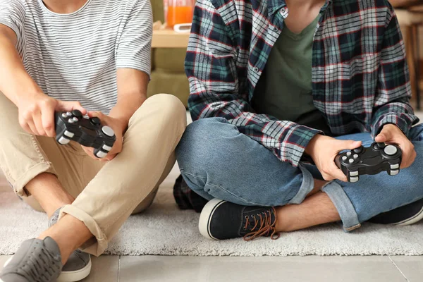 Adolescentes jogando videogame em casa — Fotografia de Stock