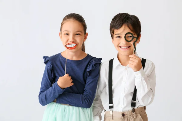 Schattige kleine kinderen met partij decor op lichte achtergrond — Stockfoto