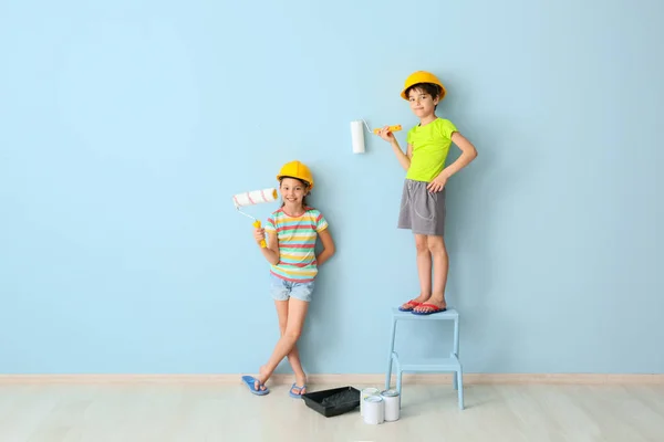 Симпатичные маленькие дети рисуют стены в комнате — стоковое фото