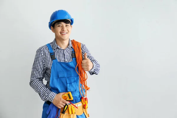 Mannelijke elektricien tonen duim-up op witte achtergrond — Stockfoto