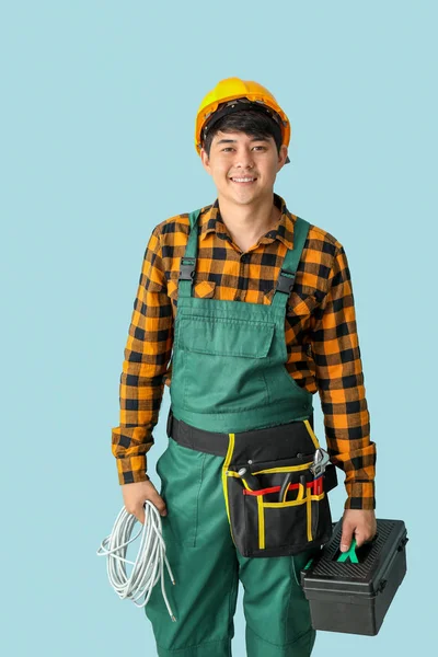 Electricista masculino sobre fondo de color — Foto de Stock