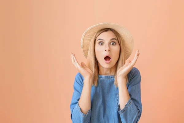 Mujer hermosa conmocionada en el fondo de color — Foto de Stock