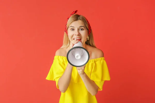 Screaming vrouw met megafoon op kleur achtergrond — Stockfoto