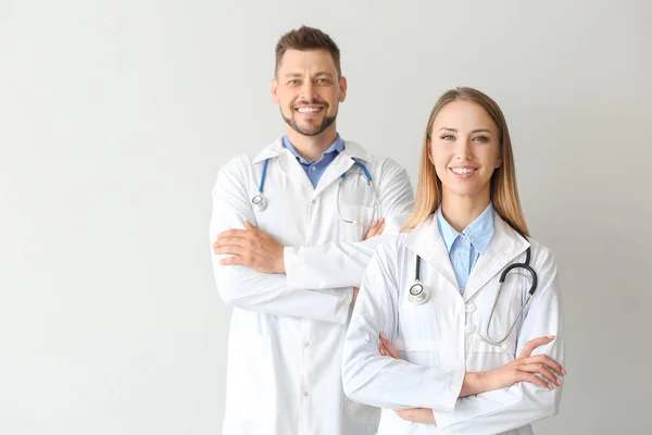 Porträt von Ärzten auf hellem Hintergrund — Stockfoto
