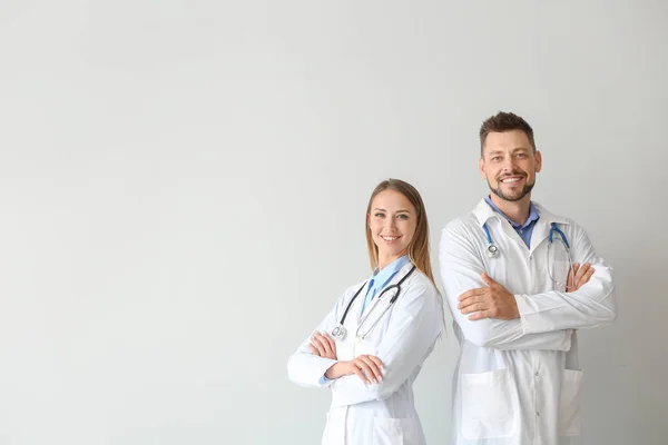 Portret van artsen op lichte achtergrond — Stockfoto