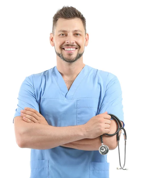 Infermiere maschio con stetoscopio su sfondo bianco — Foto Stock