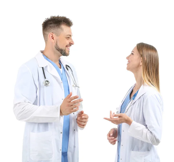 Manliga och kvinnliga läkare på vit bakgrund — Stockfoto