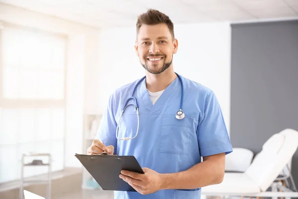 Чоловіча медсестра зі стетоскопом і буфера в клініці — стокове фото