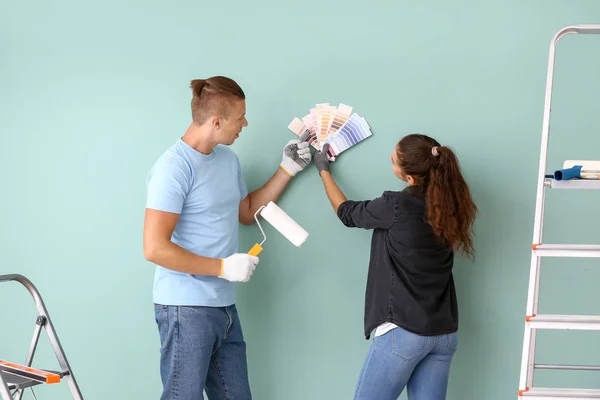 Mutlu genç çift yeni evlerinde tamirat yapıyor. — Stok fotoğraf