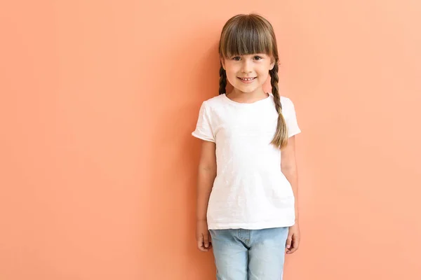 Dziewczynka w stylowej koszulce na tle koloru — Zdjęcie stockowe