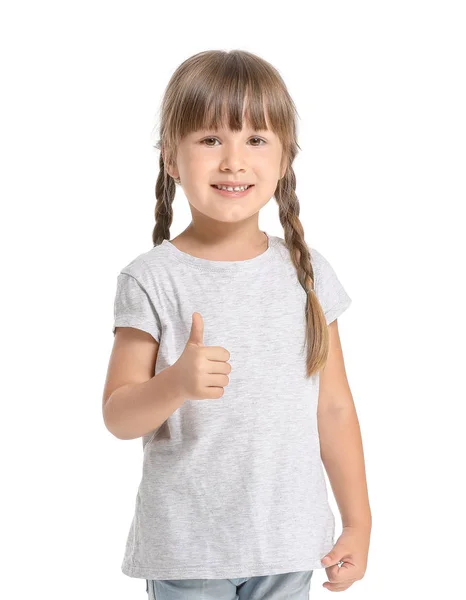 穿着时尚T恤的小女孩在白色背景上竖起大拇指 — 图库照片