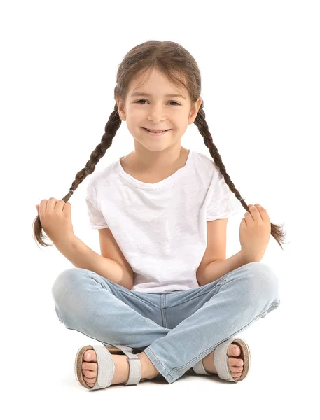 Маленька дівчинка в стильній футболці на білому тлі — стокове фото