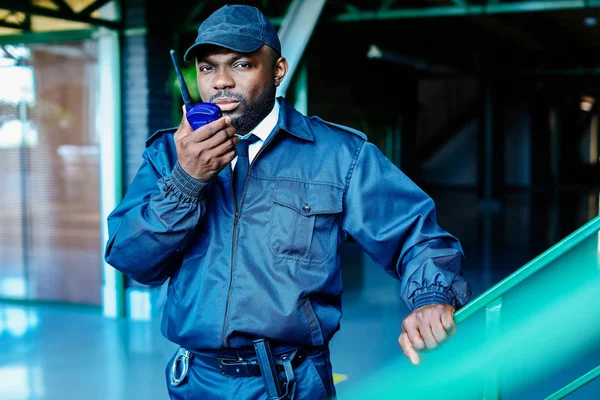 African-American security guard in building — Stock Photo, Image