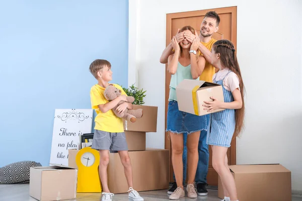 Famiglia felice con gli effetti personali nella loro nuova casa — Foto Stock