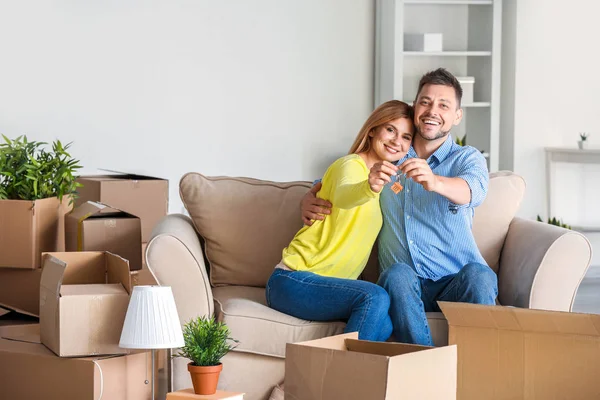 Happy couple with keys from their new house — Stock Photo, Image