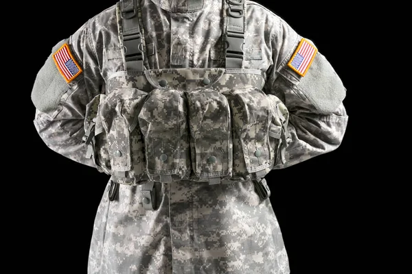 Soldato in camuffamento su sfondo scuro, primo piano — Foto Stock