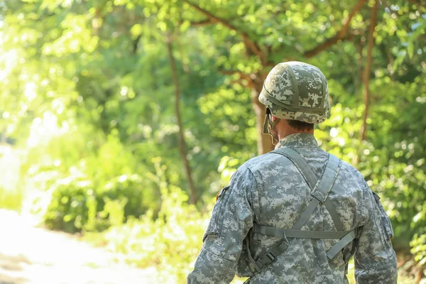 Hombre soldado en camuflaje al aire libre, vista trasera — Foto de Stock