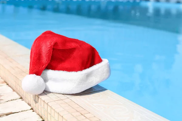 Sombrero de Santa en el borde de la piscina en el complejo — Foto de Stock