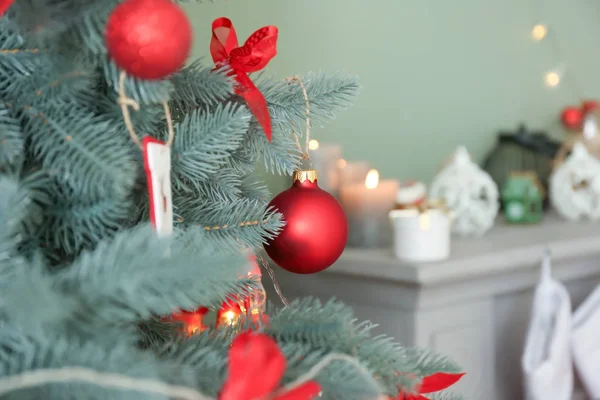 Hermoso árbol de Navidad en la habitación, primer plano —  Fotos de Stock