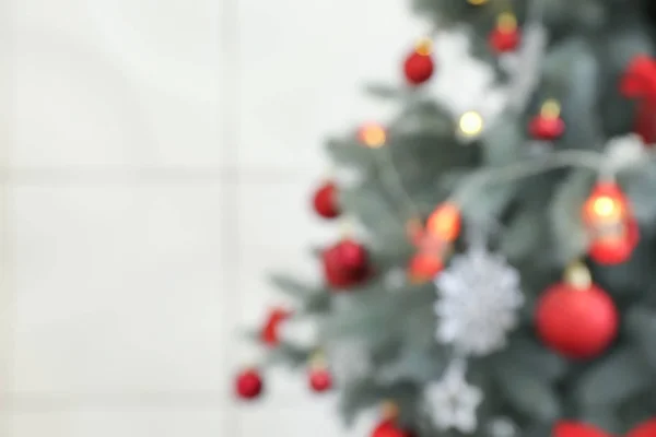 Hermoso árbol de Navidad sobre fondo claro, vista borrosa —  Fotos de Stock