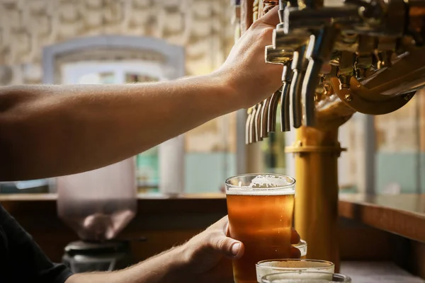 Barmann schenkt frisches Bier in Glas ein, Nahaufnahme — Stockfoto