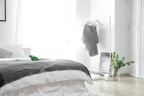 Elbise askısı ve okaliptüs dalları ile yatak odası şık iç — Stok fotoğraf