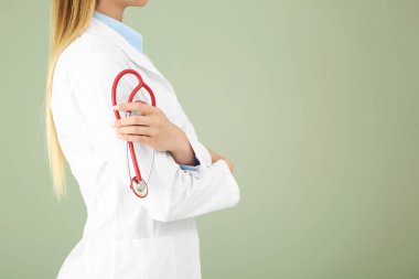 Kadın doktor stetoskop renk arka plan üzerinde ile