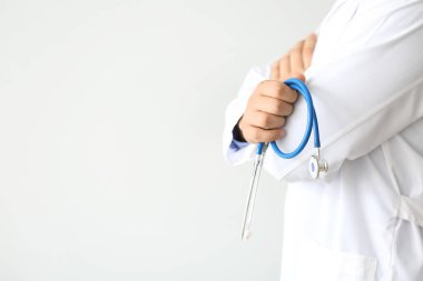 Arka planda steteskop olan erkek doktor, yakın plan.