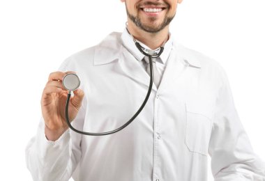 Beyaz arka plan üzerinde stetoskop ile erkek doktor