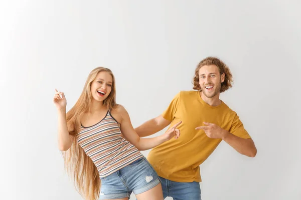 Cool jovem casal dançando contra fundo branco — Fotografia de Stock